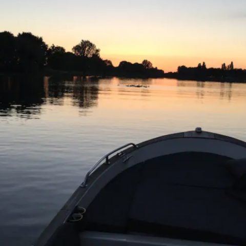 Watergebied bij zonsondergang met iSloep