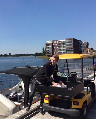 Met de boot boodschappen doen bij de Jumbo