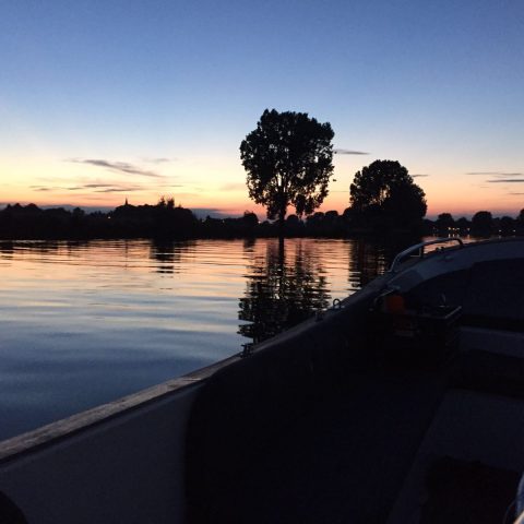 Met iSloep over de Maas bij zonsondergang