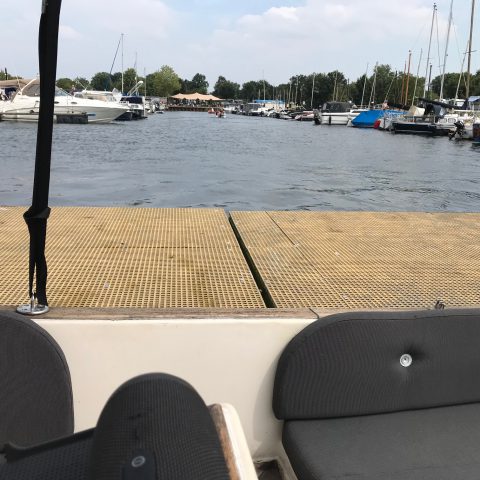 In de jachthaven ’t Loo met op achtergrond “Romein aan het water”