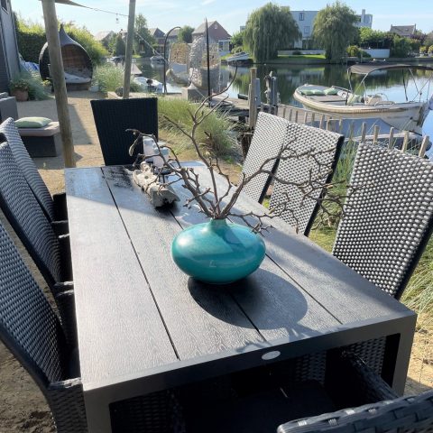 210825 grote (pick-nick) tafel, 8 pers. op ons strandje