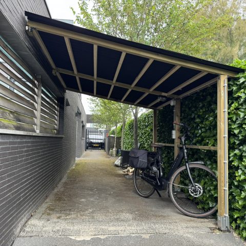 Overdekte fietsenstalling met oplaadpunten