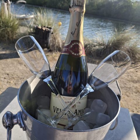 Marco verrast Tamara met champagne op ons “strandje”.