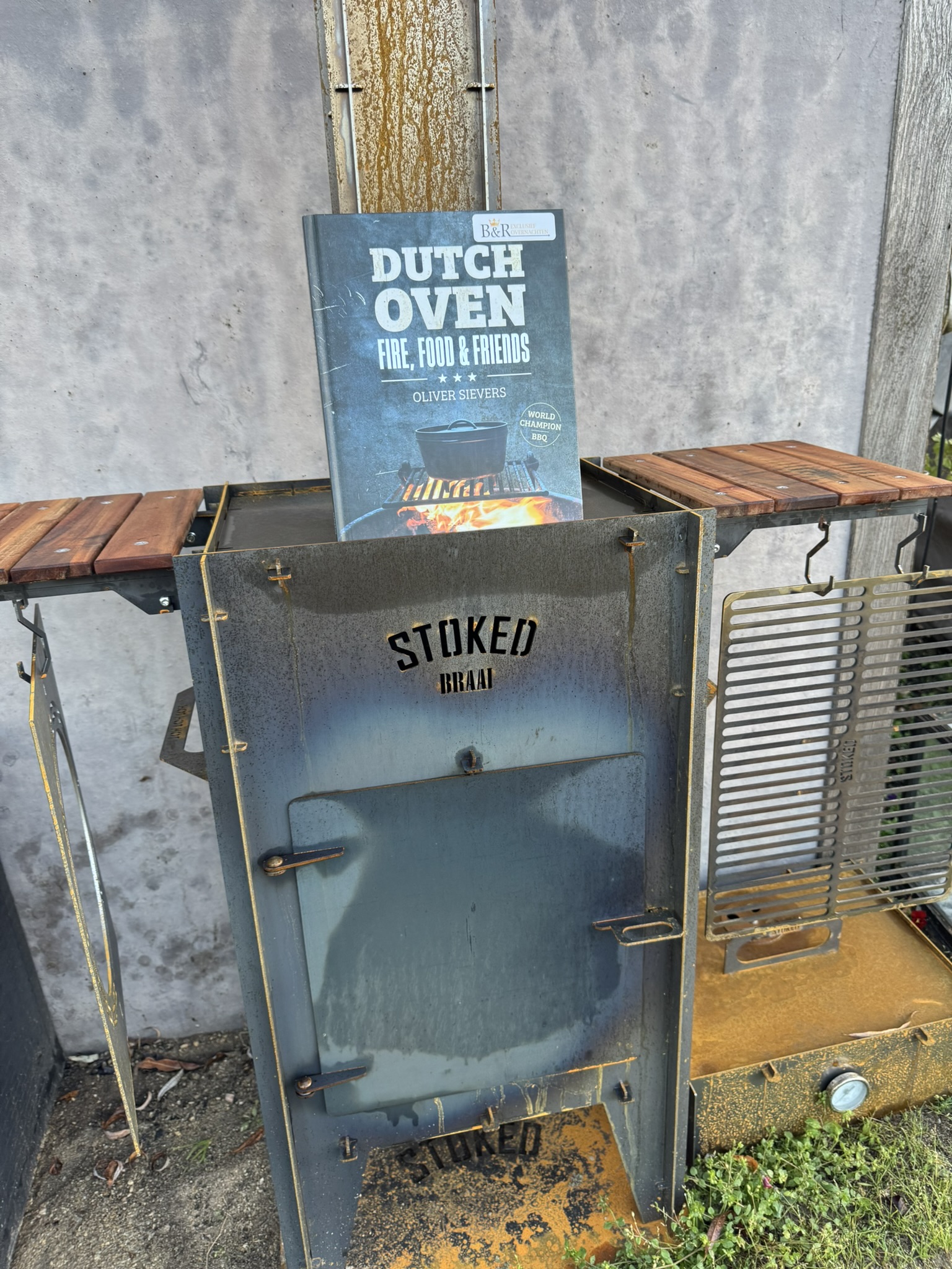 Buiten KOKEN en BAKKEN op hout